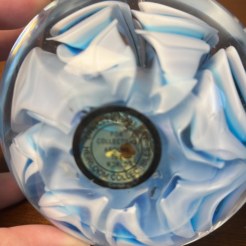 Dynasty Gallery glass paperweight - Picture 6 of 7